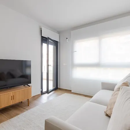 Contemporary With Pool Access & Private Balcony Appartement